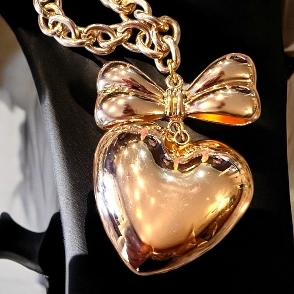 Chunky Golden toned puffed heart pendant necklace - Picture 11 of 16